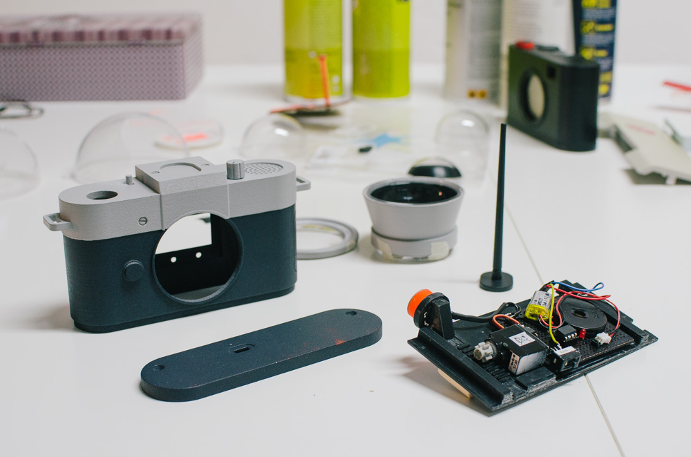 The 3D-printed camera body houses electronics controlled by a ATTiny85 microcontroller.